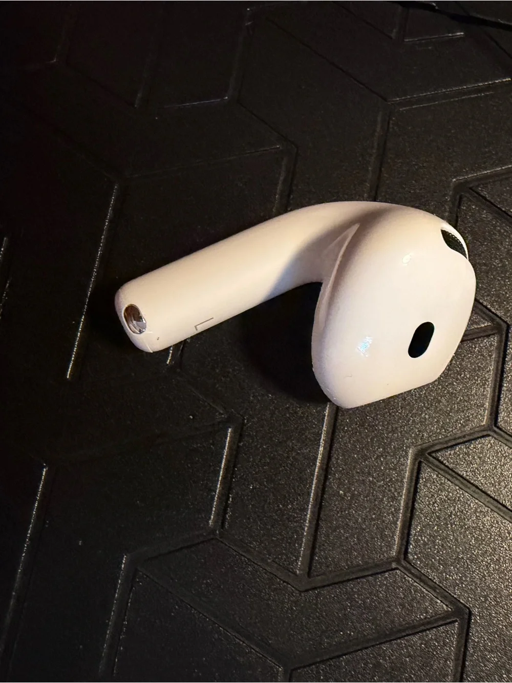Apple Air Pods 4 (case and left ear pod only )